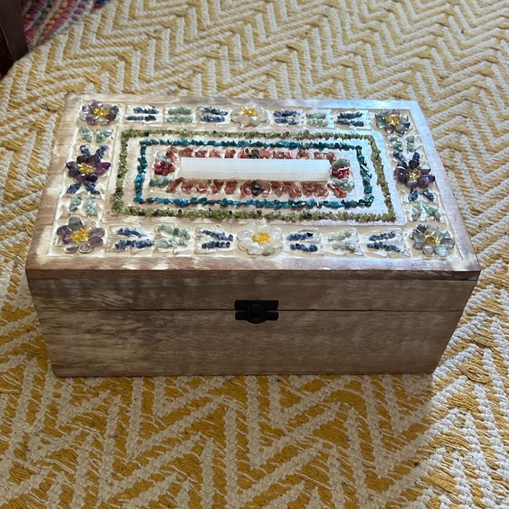 🌈ABSOLUTELY GORGEOUS HAND INLAID CRYSTAL CHEST🌈